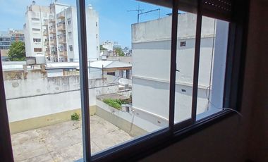 DEPARTAMENTO 3 AMBIENTES CON ESPACIO DE COCHERA SEMIPISO AL FRENTE UBICADO EN CALLE ENTRE RIOS AL 2700 ZONA CHAUVIN - MACROCENTRO  2DO PISO A LA CALLE