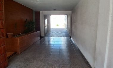 DEPARTAMENTO 3 AMBIENTES CON ESPACIO DE COCHERA SEMIPISO AL FRENTE UBICADO EN CALLE ENTRE RIOS AL 2700 ZONA CHAUVIN - MACROCENTRO  2DO PISO A LA CALLE