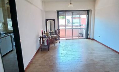 DEPARTAMENTO 3 AMBIENTES CON ESPACIO DE COCHERA SEMIPISO AL FRENTE UBICADO EN CALLE ENTRE RIOS AL 2700 ZONA CHAUVIN - MACROCENTRO  2DO PISO A LA CALLE