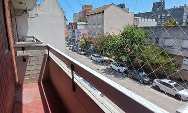 DEPARTAMENTO 3 AMBIENTES CON ESPACIO DE COCHERA SEMIPISO AL FRENTE UBICADO EN CALLE ENTRE RIOS AL 2700 ZONA CHAUVIN - MACROCENTRO  2DO PISO A LA CALLE