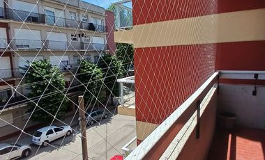 DEPARTAMENTO 3 AMBIENTES CON ESPACIO DE COCHERA SEMIPISO AL FRENTE UBICADO EN CALLE ENTRE RIOS AL 2700 ZONA CHAUVIN - MACROCENTRO  2DO PISO A LA CALLE