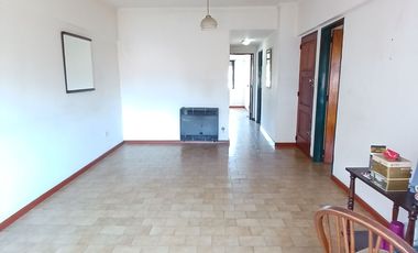 DEPARTAMENTO 3 AMBIENTES CON ESPACIO DE COCHERA SEMIPISO AL FRENTE UBICADO EN CALLE ENTRE RIOS AL 2700 ZONA CHAUVIN - MACROCENTRO  2DO PISO A LA CALLE