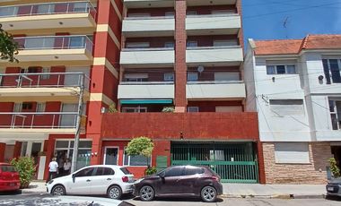 DEPARTAMENTO 3 AMBIENTES CON ESPACIO DE COCHERA SEMIPISO AL FRENTE UBICADO EN CALLE ENTRE RIOS AL 2700 ZONA CHAUVIN - MACROCENTRO  2DO PISO A LA CALLE