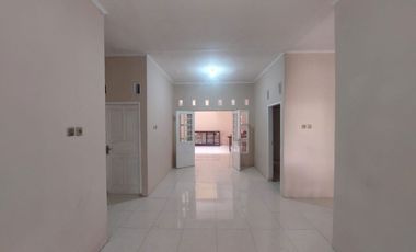 Disewakan Rumah Bagus Semi 2 Lantai (posisi Hook) di Perumnas Bumi Telukjambe Karawang Barat