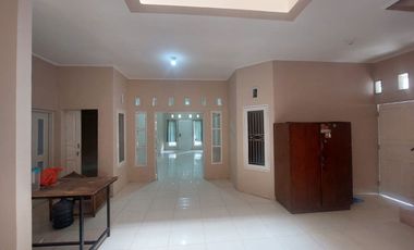 Disewakan Rumah Bagus Semi 2 Lantai (posisi Hook) di Perumnas Bumi Telukjambe Karawang Barat