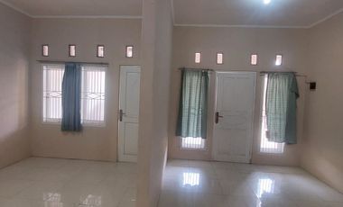 Disewakan Rumah Bagus Semi 2 Lantai (posisi Hook) di Perumnas Bumi Telukjambe Karawang Barat