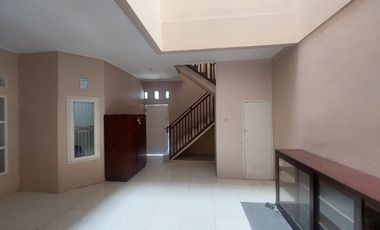 Disewakan Rumah Bagus Semi 2 Lantai (posisi Hook) di Perumnas Bumi Telukjambe Karawang Barat