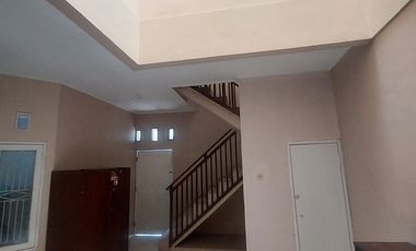 Disewakan Rumah Bagus Semi 2 Lantai (posisi Hook) di Perumnas Bumi Telukjambe Karawang Barat