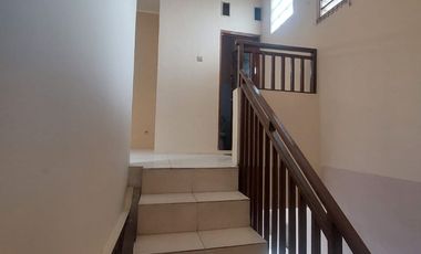 Disewakan Rumah Bagus Semi 2 Lantai (posisi Hook) di Perumnas Bumi Telukjambe Karawang Barat