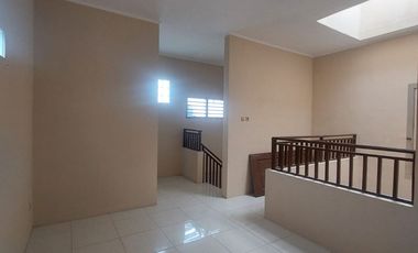 Disewakan Rumah Bagus Semi 2 Lantai (posisi Hook) di Perumnas Bumi Telukjambe Karawang Barat