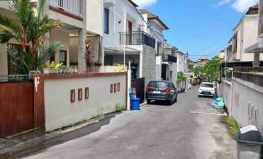 Rumah Modern  Dekat RS Bali Med di Padangsambian