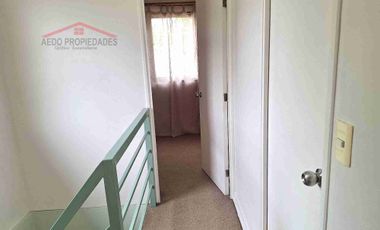 Se Arrienda Funcional y Amplia casa de dos pisos, Villa Los Canelos, comuna de Quillota.