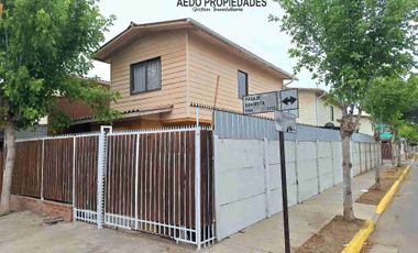 Se Arrienda Funcional y Amplia casa de dos pisos, Villa Los Canelos, comuna de Quillota.