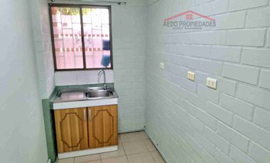 Se Arrienda Funcional y Amplia casa de dos pisos, Villa Los Canelos, comuna de Quillota.