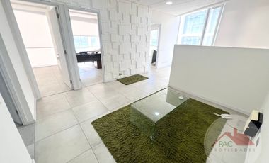Arriendo oficina Chicureo con 3 privados, ubicación privilegiada