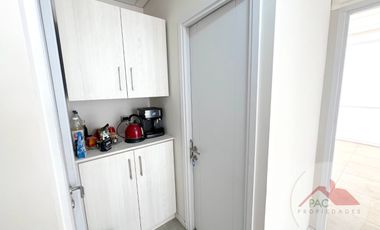 Arriendo oficina Chicureo con 3 privados, ubicación privilegiada