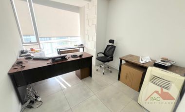 Arriendo oficina Chicureo con 3 privados, ubicación privilegiada