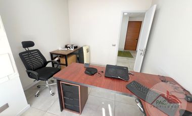 Arriendo oficina Chicureo con 3 privados, ubicación privilegiada