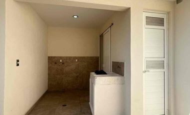 🚩RENTA  CASA en  PUNTA DEL ESTE, coto Arenas. León  Gto.


Renta  $ 21,000  con mtto

Construcción 250 m2  aprox
Terreno: 8x21.5= 173 m2 

Características:

💎planta  baja :

Sala comedor 
Cocina integral
1/2 baño  
Jardín trasero 
Cuarto de lavado con medio baño.

💎PLANTA ALTA 

3 habitaciones grandes * cada una con closets amplios,  la principal  con vestidor y  baño completo  y  cancel de vidrio templado cada habitación.
*  la recamara principal con jacuzzi
* Muebles de baños de Banak
* Vertedero  y Área  de tv grande.

💎Características   generales  :
* Aljibe aproximadamente  de 9 mt³
* Tanque de gas estacionario de 300 lts
* tinaco de 450 lt
* Hidroneumatico
* Cámaras de seguridad
* sistema de bocinas en sala tv, Jardín y sala comedor
* todos  los closets, Muebles de cocina y  puertas son de Banak
* azotea impermeabilizada 
* Amplias  escaleras 1.2 mt de ancho 
* Contactos USB
* Recámaras  grande  de 6x6mt²

A unos  metros del blv. Las torres  ahora  eje metropolitano,  a 3 min del blv Morelos  y   con ubicación  cerca  de universidades,  colegios de renombre  hospitales y  agencias de autos.