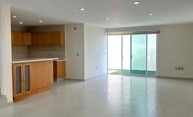 🚩RENTA  CASA en  PUNTA DEL ESTE, coto Arenas. León  Gto.


Renta  $ 21,000  con mtto

Construcción 250 m2  aprox
Terreno: 8x21.5= 173 m2 

Características:

💎planta  baja :

Sala comedor 
Cocina integral
1/2 baño  
Jardín trasero 
Cuarto de lavado con medio baño.

💎PLANTA ALTA 

3 habitaciones grandes * cada una con closets amplios,  la principal  con vestidor y  baño completo  y  cancel de vidrio templado cada habitación.
*  la recamara principal con jacuzzi
* Muebles de baños de Banak
* Vertedero  y Área  de tv grande.

💎Características   generales  :
* Aljibe aproximadamente  de 9 mt³
* Tanque de gas estacionario de 300 lts
* tinaco de 450 lt
* Hidroneumatico
* Cámaras de seguridad
* sistema de bocinas en sala tv, Jardín y sala comedor
* todos  los closets, Muebles de cocina y  puertas son de Banak
* azotea impermeabilizada 
* Amplias  escaleras 1.2 mt de ancho 
* Contactos USB
* Recámaras  grande  de 6x6mt²

A unos  metros del blv. Las torres  ahora  eje metropolitano,  a 3 min del blv Morelos  y   con ubicación  cerca  de universidades,  colegios de renombre  hospitales y  agencias de autos.