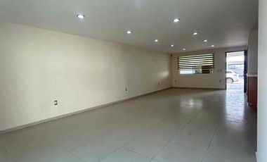 🚩RENTA  CASA en  PUNTA DEL ESTE, coto Arenas. León  Gto.


Renta  $ 21,000  con mtto

Construcción 250 m2  aprox
Terreno: 8x21.5= 173 m2 

Características:

💎planta  baja :

Sala comedor 
Cocina integral
1/2 baño  
Jardín trasero 
Cuarto de lavado con medio baño.

💎PLANTA ALTA 

3 habitaciones grandes * cada una con closets amplios,  la principal  con vestidor y  baño completo  y  cancel de vidrio templado cada habitación.
*  la recamara principal con jacuzzi
* Muebles de baños de Banak
* Vertedero  y Área  de tv grande.

💎Características   generales  :
* Aljibe aproximadamente  de 9 mt³
* Tanque de gas estacionario de 300 lts
* tinaco de 450 lt
* Hidroneumatico
* Cámaras de seguridad
* sistema de bocinas en sala tv, Jardín y sala comedor
* todos  los closets, Muebles de cocina y  puertas son de Banak
* azotea impermeabilizada 
* Amplias  escaleras 1.2 mt de ancho 
* Contactos USB
* Recámaras  grande  de 6x6mt²

A unos  metros del blv. Las torres  ahora  eje metropolitano,  a 3 min del blv Morelos  y   con ubicación  cerca  de universidades,  colegios de renombre  hospitales y  agencias de autos.