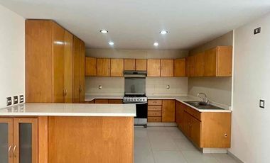 🚩RENTA  CASA en  PUNTA DEL ESTE, coto Arenas. León  Gto.


Renta  $ 21,000  con mtto

Construcción 250 m2  aprox
Terreno: 8x21.5= 173 m2 

Características:

💎planta  baja :

Sala comedor 
Cocina integral
1/2 baño  
Jardín trasero 
Cuarto de lavado con medio baño.

💎PLANTA ALTA 

3 habitaciones grandes * cada una con closets amplios,  la principal  con vestidor y  baño completo  y  cancel de vidrio templado cada habitación.
*  la recamara principal con jacuzzi
* Muebles de baños de Banak
* Vertedero  y Área  de tv grande.

💎Características   generales  :
* Aljibe aproximadamente  de 9 mt³
* Tanque de gas estacionario de 300 lts
* tinaco de 450 lt
* Hidroneumatico
* Cámaras de seguridad
* sistema de bocinas en sala tv, Jardín y sala comedor
* todos  los closets, Muebles de cocina y  puertas son de Banak
* azotea impermeabilizada 
* Amplias  escaleras 1.2 mt de ancho 
* Contactos USB
* Recámaras  grande  de 6x6mt²

A unos  metros del blv. Las torres  ahora  eje metropolitano,  a 3 min del blv Morelos  y   con ubicación  cerca  de universidades,  colegios de renombre  hospitales y  agencias de autos.