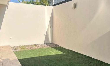 🚩RENTA  CASA en  PUNTA DEL ESTE, coto Arenas. León  Gto.


Renta  $ 21,000  con mtto

Construcción 250 m2  aprox
Terreno: 8x21.5= 173 m2 

Características:

💎planta  baja :

Sala comedor 
Cocina integral
1/2 baño  
Jardín trasero 
Cuarto de lavado con medio baño.

💎PLANTA ALTA 

3 habitaciones grandes * cada una con closets amplios,  la principal  con vestidor y  baño completo  y  cancel de vidrio templado cada habitación.
*  la recamara principal con jacuzzi
* Muebles de baños de Banak
* Vertedero  y Área  de tv grande.

💎Características   generales  :
* Aljibe aproximadamente  de 9 mt³
* Tanque de gas estacionario de 300 lts
* tinaco de 450 lt
* Hidroneumatico
* Cámaras de seguridad
* sistema de bocinas en sala tv, Jardín y sala comedor
* todos  los closets, Muebles de cocina y  puertas son de Banak
* azotea impermeabilizada 
* Amplias  escaleras 1.2 mt de ancho 
* Contactos USB
* Recámaras  grande  de 6x6mt²

A unos  metros del blv. Las torres  ahora  eje metropolitano,  a 3 min del blv Morelos  y   con ubicación  cerca  de universidades,  colegios de renombre  hospitales y  agencias de autos.