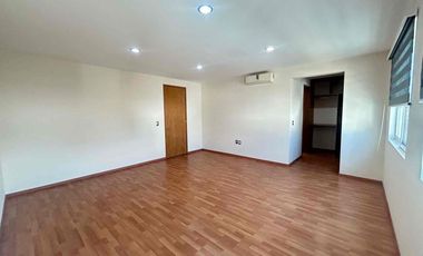 🚩RENTA  CASA en  PUNTA DEL ESTE, coto Arenas. León  Gto.


Renta  $ 21,000  con mtto

Construcción 250 m2  aprox
Terreno: 8x21.5= 173 m2 

Características:

💎planta  baja :

Sala comedor 
Cocina integral
1/2 baño  
Jardín trasero 
Cuarto de lavado con medio baño.

💎PLANTA ALTA 

3 habitaciones grandes * cada una con closets amplios,  la principal  con vestidor y  baño completo  y  cancel de vidrio templado cada habitación.
*  la recamara principal con jacuzzi
* Muebles de baños de Banak
* Vertedero  y Área  de tv grande.

💎Características   generales  :
* Aljibe aproximadamente  de 9 mt³
* Tanque de gas estacionario de 300 lts
* tinaco de 450 lt
* Hidroneumatico
* Cámaras de seguridad
* sistema de bocinas en sala tv, Jardín y sala comedor
* todos  los closets, Muebles de cocina y  puertas son de Banak
* azotea impermeabilizada 
* Amplias  escaleras 1.2 mt de ancho 
* Contactos USB
* Recámaras  grande  de 6x6mt²

A unos  metros del blv. Las torres  ahora  eje metropolitano,  a 3 min del blv Morelos  y   con ubicación  cerca  de universidades,  colegios de renombre  hospitales y  agencias de autos.