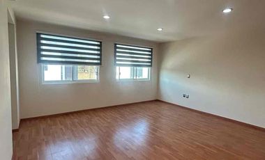 🚩RENTA  CASA en  PUNTA DEL ESTE, coto Arenas. León  Gto.


Renta  $ 21,000  con mtto

Construcción 250 m2  aprox
Terreno: 8x21.5= 173 m2 

Características:

💎planta  baja :

Sala comedor 
Cocina integral
1/2 baño  
Jardín trasero 
Cuarto de lavado con medio baño.

💎PLANTA ALTA 

3 habitaciones grandes * cada una con closets amplios,  la principal  con vestidor y  baño completo  y  cancel de vidrio templado cada habitación.
*  la recamara principal con jacuzzi
* Muebles de baños de Banak
* Vertedero  y Área  de tv grande.

💎Características   generales  :
* Aljibe aproximadamente  de 9 mt³
* Tanque de gas estacionario de 300 lts
* tinaco de 450 lt
* Hidroneumatico
* Cámaras de seguridad
* sistema de bocinas en sala tv, Jardín y sala comedor
* todos  los closets, Muebles de cocina y  puertas son de Banak
* azotea impermeabilizada 
* Amplias  escaleras 1.2 mt de ancho 
* Contactos USB
* Recámaras  grande  de 6x6mt²

A unos  metros del blv. Las torres  ahora  eje metropolitano,  a 3 min del blv Morelos  y   con ubicación  cerca  de universidades,  colegios de renombre  hospitales y  agencias de autos.