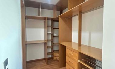 🚩RENTA  CASA en  PUNTA DEL ESTE, coto Arenas. León  Gto.


Renta  $ 21,000  con mtto

Construcción 250 m2  aprox
Terreno: 8x21.5= 173 m2 

Características:

💎planta  baja :

Sala comedor 
Cocina integral
1/2 baño  
Jardín trasero 
Cuarto de lavado con medio baño.

💎PLANTA ALTA 

3 habitaciones grandes * cada una con closets amplios,  la principal  con vestidor y  baño completo  y  cancel de vidrio templado cada habitación.
*  la recamara principal con jacuzzi
* Muebles de baños de Banak
* Vertedero  y Área  de tv grande.

💎Características   generales  :
* Aljibe aproximadamente  de 9 mt³
* Tanque de gas estacionario de 300 lts
* tinaco de 450 lt
* Hidroneumatico
* Cámaras de seguridad
* sistema de bocinas en sala tv, Jardín y sala comedor
* todos  los closets, Muebles de cocina y  puertas son de Banak
* azotea impermeabilizada 
* Amplias  escaleras 1.2 mt de ancho 
* Contactos USB
* Recámaras  grande  de 6x6mt²

A unos  metros del blv. Las torres  ahora  eje metropolitano,  a 3 min del blv Morelos  y   con ubicación  cerca  de universidades,  colegios de renombre  hospitales y  agencias de autos.