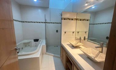 🚩RENTA  CASA en  PUNTA DEL ESTE, coto Arenas. León  Gto.


Renta  $ 21,000  con mtto

Construcción 250 m2  aprox
Terreno: 8x21.5= 173 m2 

Características:

💎planta  baja :

Sala comedor 
Cocina integral
1/2 baño  
Jardín trasero 
Cuarto de lavado con medio baño.

💎PLANTA ALTA 

3 habitaciones grandes * cada una con closets amplios,  la principal  con vestidor y  baño completo  y  cancel de vidrio templado cada habitación.
*  la recamara principal con jacuzzi
* Muebles de baños de Banak
* Vertedero  y Área  de tv grande.

💎Características   generales  :
* Aljibe aproximadamente  de 9 mt³
* Tanque de gas estacionario de 300 lts
* tinaco de 450 lt
* Hidroneumatico
* Cámaras de seguridad
* sistema de bocinas en sala tv, Jardín y sala comedor
* todos  los closets, Muebles de cocina y  puertas son de Banak
* azotea impermeabilizada 
* Amplias  escaleras 1.2 mt de ancho 
* Contactos USB
* Recámaras  grande  de 6x6mt²

A unos  metros del blv. Las torres  ahora  eje metropolitano,  a 3 min del blv Morelos  y   con ubicación  cerca  de universidades,  colegios de renombre  hospitales y  agencias de autos.