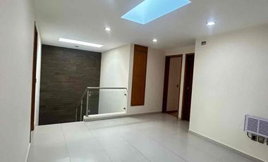 🚩RENTA  CASA en  PUNTA DEL ESTE, coto Arenas. León  Gto.


Renta  $ 21,000  con mtto

Construcción 250 m2  aprox
Terreno: 8x21.5= 173 m2 

Características:

💎planta  baja :

Sala comedor 
Cocina integral
1/2 baño  
Jardín trasero 
Cuarto de lavado con medio baño.

💎PLANTA ALTA 

3 habitaciones grandes * cada una con closets amplios,  la principal  con vestidor y  baño completo  y  cancel de vidrio templado cada habitación.
*  la recamara principal con jacuzzi
* Muebles de baños de Banak
* Vertedero  y Área  de tv grande.

💎Características   generales  :
* Aljibe aproximadamente  de 9 mt³
* Tanque de gas estacionario de 300 lts
* tinaco de 450 lt
* Hidroneumatico
* Cámaras de seguridad
* sistema de bocinas en sala tv, Jardín y sala comedor
* todos  los closets, Muebles de cocina y  puertas son de Banak
* azotea impermeabilizada 
* Amplias  escaleras 1.2 mt de ancho 
* Contactos USB
* Recámaras  grande  de 6x6mt²

A unos  metros del blv. Las torres  ahora  eje metropolitano,  a 3 min del blv Morelos  y   con ubicación  cerca  de universidades,  colegios de renombre  hospitales y  agencias de autos.