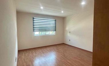 🚩RENTA  CASA en  PUNTA DEL ESTE, coto Arenas. León  Gto.


Renta  $ 21,000  con mtto

Construcción 250 m2  aprox
Terreno: 8x21.5= 173 m2 

Características:

💎planta  baja :

Sala comedor 
Cocina integral
1/2 baño  
Jardín trasero 
Cuarto de lavado con medio baño.

💎PLANTA ALTA 

3 habitaciones grandes * cada una con closets amplios,  la principal  con vestidor y  baño completo  y  cancel de vidrio templado cada habitación.
*  la recamara principal con jacuzzi
* Muebles de baños de Banak
* Vertedero  y Área  de tv grande.

💎Características   generales  :
* Aljibe aproximadamente  de 9 mt³
* Tanque de gas estacionario de 300 lts
* tinaco de 450 lt
* Hidroneumatico
* Cámaras de seguridad
* sistema de bocinas en sala tv, Jardín y sala comedor
* todos  los closets, Muebles de cocina y  puertas son de Banak
* azotea impermeabilizada 
* Amplias  escaleras 1.2 mt de ancho 
* Contactos USB
* Recámaras  grande  de 6x6mt²

A unos  metros del blv. Las torres  ahora  eje metropolitano,  a 3 min del blv Morelos  y   con ubicación  cerca  de universidades,  colegios de renombre  hospitales y  agencias de autos.