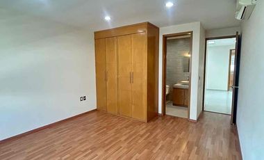 🚩RENTA  CASA en  PUNTA DEL ESTE, coto Arenas. León  Gto.


Renta  $ 21,000  con mtto

Construcción 250 m2  aprox
Terreno: 8x21.5= 173 m2 

Características:

💎planta  baja :

Sala comedor 
Cocina integral
1/2 baño  
Jardín trasero 
Cuarto de lavado con medio baño.

💎PLANTA ALTA 

3 habitaciones grandes * cada una con closets amplios,  la principal  con vestidor y  baño completo  y  cancel de vidrio templado cada habitación.
*  la recamara principal con jacuzzi
* Muebles de baños de Banak
* Vertedero  y Área  de tv grande.

💎Características   generales  :
* Aljibe aproximadamente  de 9 mt³
* Tanque de gas estacionario de 300 lts
* tinaco de 450 lt
* Hidroneumatico
* Cámaras de seguridad
* sistema de bocinas en sala tv, Jardín y sala comedor
* todos  los closets, Muebles de cocina y  puertas son de Banak
* azotea impermeabilizada 
* Amplias  escaleras 1.2 mt de ancho 
* Contactos USB
* Recámaras  grande  de 6x6mt²

A unos  metros del blv. Las torres  ahora  eje metropolitano,  a 3 min del blv Morelos  y   con ubicación  cerca  de universidades,  colegios de renombre  hospitales y  agencias de autos.