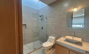 🚩RENTA  CASA en  PUNTA DEL ESTE, coto Arenas. León  Gto.


Renta  $ 21,000  con mtto

Construcción 250 m2  aprox
Terreno: 8x21.5= 173 m2 

Características:

💎planta  baja :

Sala comedor 
Cocina integral
1/2 baño  
Jardín trasero 
Cuarto de lavado con medio baño.

💎PLANTA ALTA 

3 habitaciones grandes * cada una con closets amplios,  la principal  con vestidor y  baño completo  y  cancel de vidrio templado cada habitación.
*  la recamara principal con jacuzzi
* Muebles de baños de Banak
* Vertedero  y Área  de tv grande.

💎Características   generales  :
* Aljibe aproximadamente  de 9 mt³
* Tanque de gas estacionario de 300 lts
* tinaco de 450 lt
* Hidroneumatico
* Cámaras de seguridad
* sistema de bocinas en sala tv, Jardín y sala comedor
* todos  los closets, Muebles de cocina y  puertas son de Banak
* azotea impermeabilizada 
* Amplias  escaleras 1.2 mt de ancho 
* Contactos USB
* Recámaras  grande  de 6x6mt²

A unos  metros del blv. Las torres  ahora  eje metropolitano,  a 3 min del blv Morelos  y   con ubicación  cerca  de universidades,  colegios de renombre  hospitales y  agencias de autos.