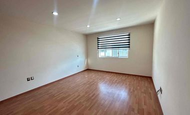 🚩RENTA  CASA en  PUNTA DEL ESTE, coto Arenas. León  Gto.


Renta  $ 21,000  con mtto

Construcción 250 m2  aprox
Terreno: 8x21.5= 173 m2 

Características:

💎planta  baja :

Sala comedor 
Cocina integral
1/2 baño  
Jardín trasero 
Cuarto de lavado con medio baño.

💎PLANTA ALTA 

3 habitaciones grandes * cada una con closets amplios,  la principal  con vestidor y  baño completo  y  cancel de vidrio templado cada habitación.
*  la recamara principal con jacuzzi
* Muebles de baños de Banak
* Vertedero  y Área  de tv grande.

💎Características   generales  :
* Aljibe aproximadamente  de 9 mt³
* Tanque de gas estacionario de 300 lts
* tinaco de 450 lt
* Hidroneumatico
* Cámaras de seguridad
* sistema de bocinas en sala tv, Jardín y sala comedor
* todos  los closets, Muebles de cocina y  puertas son de Banak
* azotea impermeabilizada 
* Amplias  escaleras 1.2 mt de ancho 
* Contactos USB
* Recámaras  grande  de 6x6mt²

A unos  metros del blv. Las torres  ahora  eje metropolitano,  a 3 min del blv Morelos  y   con ubicación  cerca  de universidades,  colegios de renombre  hospitales y  agencias de autos.