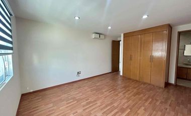 🚩RENTA  CASA en  PUNTA DEL ESTE, coto Arenas. León  Gto.


Renta  $ 21,000  con mtto

Construcción 250 m2  aprox
Terreno: 8x21.5= 173 m2 

Características:

💎planta  baja :

Sala comedor 
Cocina integral
1/2 baño  
Jardín trasero 
Cuarto de lavado con medio baño.

💎PLANTA ALTA 

3 habitaciones grandes * cada una con closets amplios,  la principal  con vestidor y  baño completo  y  cancel de vidrio templado cada habitación.
*  la recamara principal con jacuzzi
* Muebles de baños de Banak
* Vertedero  y Área  de tv grande.

💎Características   generales  :
* Aljibe aproximadamente  de 9 mt³
* Tanque de gas estacionario de 300 lts
* tinaco de 450 lt
* Hidroneumatico
* Cámaras de seguridad
* sistema de bocinas en sala tv, Jardín y sala comedor
* todos  los closets, Muebles de cocina y  puertas son de Banak
* azotea impermeabilizada 
* Amplias  escaleras 1.2 mt de ancho 
* Contactos USB
* Recámaras  grande  de 6x6mt²

A unos  metros del blv. Las torres  ahora  eje metropolitano,  a 3 min del blv Morelos  y   con ubicación  cerca  de universidades,  colegios de renombre  hospitales y  agencias de autos.