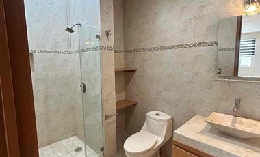 🚩RENTA  CASA en  PUNTA DEL ESTE, coto Arenas. León  Gto.


Renta  $ 21,000  con mtto

Construcción 250 m2  aprox
Terreno: 8x21.5= 173 m2 

Características:

💎planta  baja :

Sala comedor 
Cocina integral
1/2 baño  
Jardín trasero 
Cuarto de lavado con medio baño.

💎PLANTA ALTA 

3 habitaciones grandes * cada una con closets amplios,  la principal  con vestidor y  baño completo  y  cancel de vidrio templado cada habitación.
*  la recamara principal con jacuzzi
* Muebles de baños de Banak
* Vertedero  y Área  de tv grande.

💎Características   generales  :
* Aljibe aproximadamente  de 9 mt³
* Tanque de gas estacionario de 300 lts
* tinaco de 450 lt
* Hidroneumatico
* Cámaras de seguridad
* sistema de bocinas en sala tv, Jardín y sala comedor
* todos  los closets, Muebles de cocina y  puertas son de Banak
* azotea impermeabilizada 
* Amplias  escaleras 1.2 mt de ancho 
* Contactos USB
* Recámaras  grande  de 6x6mt²

A unos  metros del blv. Las torres  ahora  eje metropolitano,  a 3 min del blv Morelos  y   con ubicación  cerca  de universidades,  colegios de renombre  hospitales y  agencias de autos.