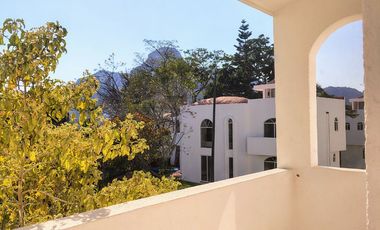 VENTA DE CASA EN RESIDENCIAL EXCLUSIVO CON ALBERCA PROPIA EN TLAYACAPAN, MOR.