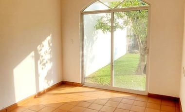 VENTA DE CASA EN RESIDENCIAL EXCLUSIVO CON ALBERCA PROPIA EN TLAYACAPAN, MOR.