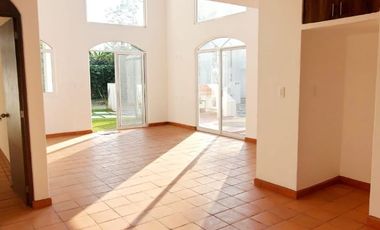 VENTA DE CASA EN RESIDENCIAL EXCLUSIVO CON ALBERCA PROPIA EN TLAYACAPAN, MOR.