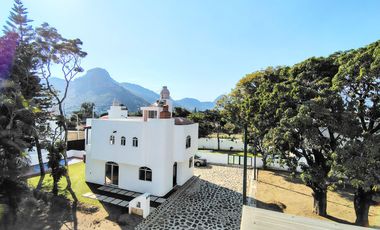 VENTA DE CASA EN RESIDENCIAL EXCLUSIVO CON ALBERCA PROPIA EN TLAYACAPAN, MOR.