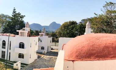 VENTA DE CASA EN RESIDENCIAL EXCLUSIVO CON ALBERCA PROPIA EN TLAYACAPAN, MOR.