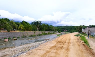Se vende terreno de 1204 m², en el malecón del Cumbaza, para construir una casa grande o negocio.