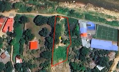 Se vende terreno de 1204 m², en el malecón del Cumbaza, para construir una casa grande o negocio.
