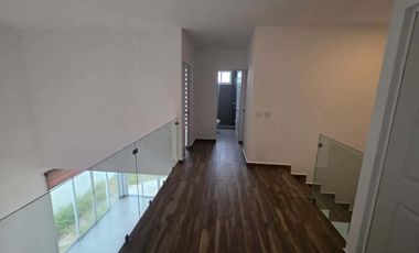 CASA CON PANELES  SOLARES Y ES SIN MUEBLES EN EL FRACCIONAMIENTO VILANOVA RESIDENCIAL