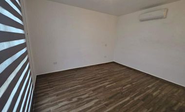 CASA CON PANELES  SOLARES Y ES SIN MUEBLES EN EL FRACCIONAMIENTO VILANOVA RESIDENCIAL