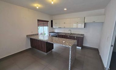 CASA CON PANELES  SOLARES Y ES SIN MUEBLES EN EL FRACCIONAMIENTO VILANOVA RESIDENCIAL