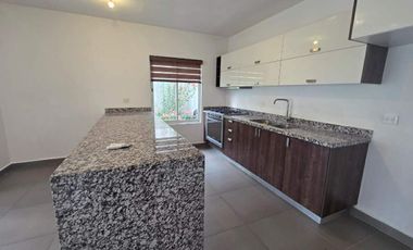 CASA CON PANELES  SOLARES Y ES SIN MUEBLES EN EL FRACCIONAMIENTO VILANOVA RESIDENCIAL