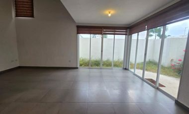 CASA CON PANELES  SOLARES Y ES SIN MUEBLES EN EL FRACCIONAMIENTO VILANOVA RESIDENCIAL